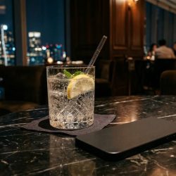 La paradoja de la hiperconexión: Por qué el silencio digital es el nuevo símbolo de estatus