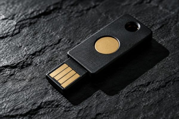 Llave de seguridad USB negra sin marca sobre una superficie de pizarra oscura